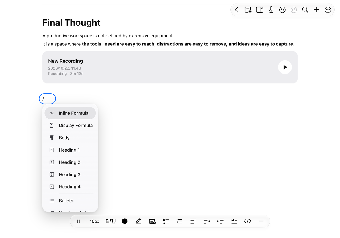 文本文稿的录音卡片下方新行中输入了半角斜杠,斜杠被蓝色圆角框标出;弹出的菜单显示 Inline Formula(行内公式)、Display Formula(独立公式)、Body(正文)、Heading 1 至 Heading 4(一级至四级标题)和 Bullets(项目符号),底部保留格式工具栏。